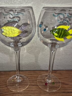 Set Of 2 Home Essentials Wine Glasses , 3D Fish, Vibrant Colors